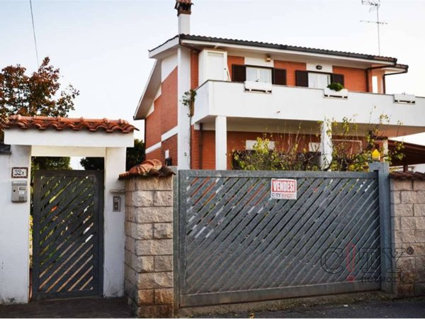 casa indipendente in vendita a Pomezia in zona Torvaianica Alta