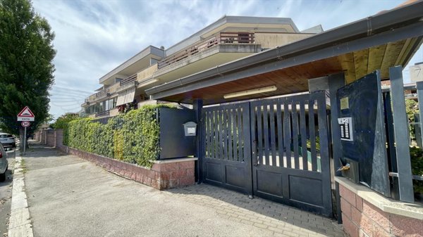 appartamento in vendita a Pomezia in zona Pratica di Mare