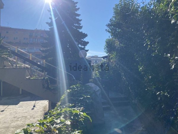 appartamento in vendita a Pomezia in zona Castagnetta