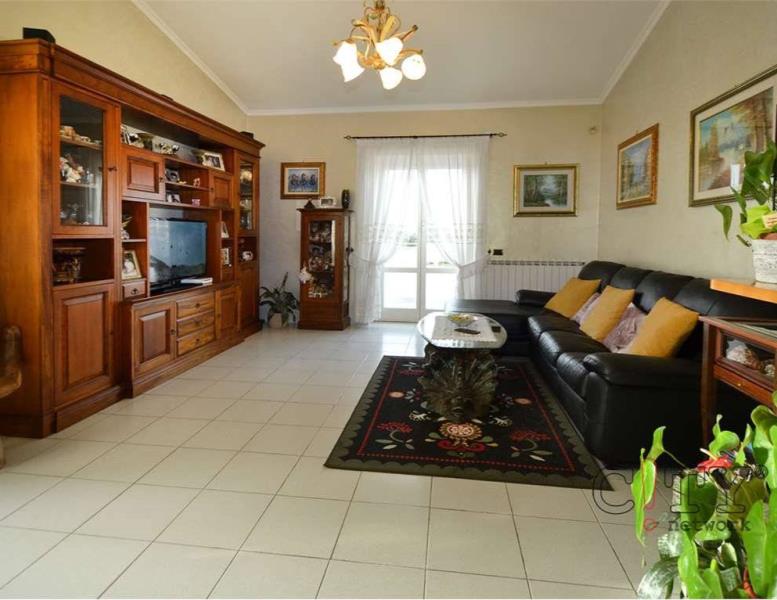 casa indipendente in vendita a Pomezia in zona Torvaianica Alta