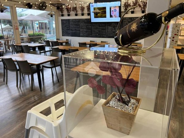 negozio in vendita a Pomezia in zona Castagnetta