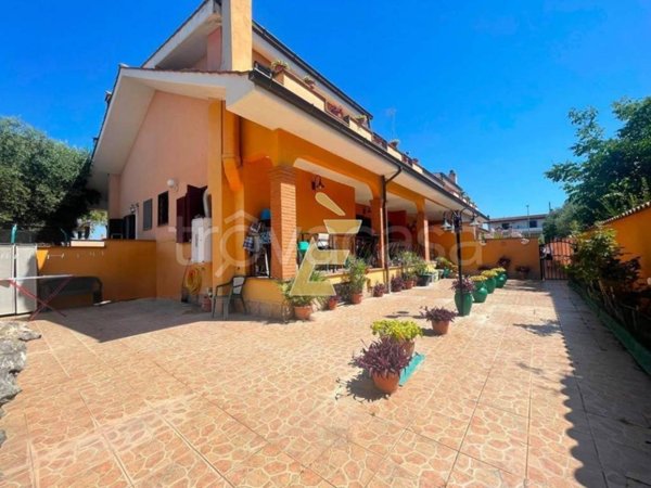 casa indipendente in vendita a Pomezia in zona Torvaianica