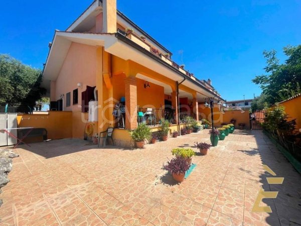 casa indipendente in vendita a Pomezia in zona Torvaianica