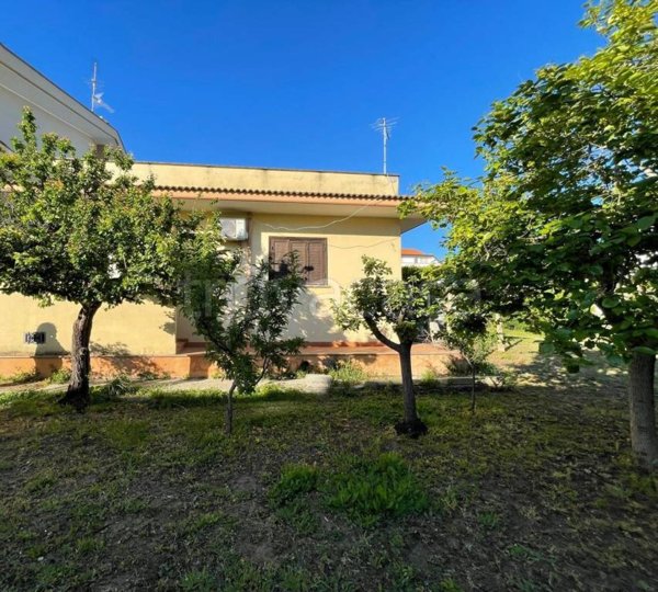 casa indipendente in vendita a Pomezia in zona Torvaianica
