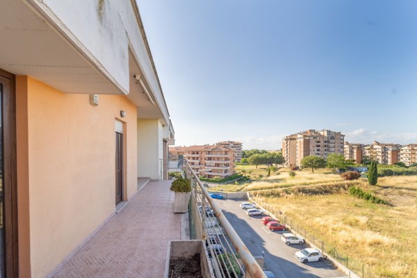 appartamento in vendita a Pomezia in zona Santa Palomba