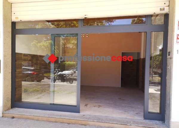 locale commerciale in vendita a Pomezia in zona Colli di Enea