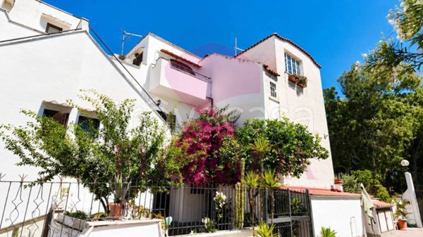 casa indipendente in vendita a Pomezia in zona Torvaianica