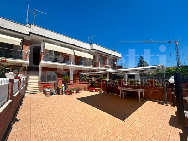 appartamento in vendita a Pomezia in zona Pratica di Mare