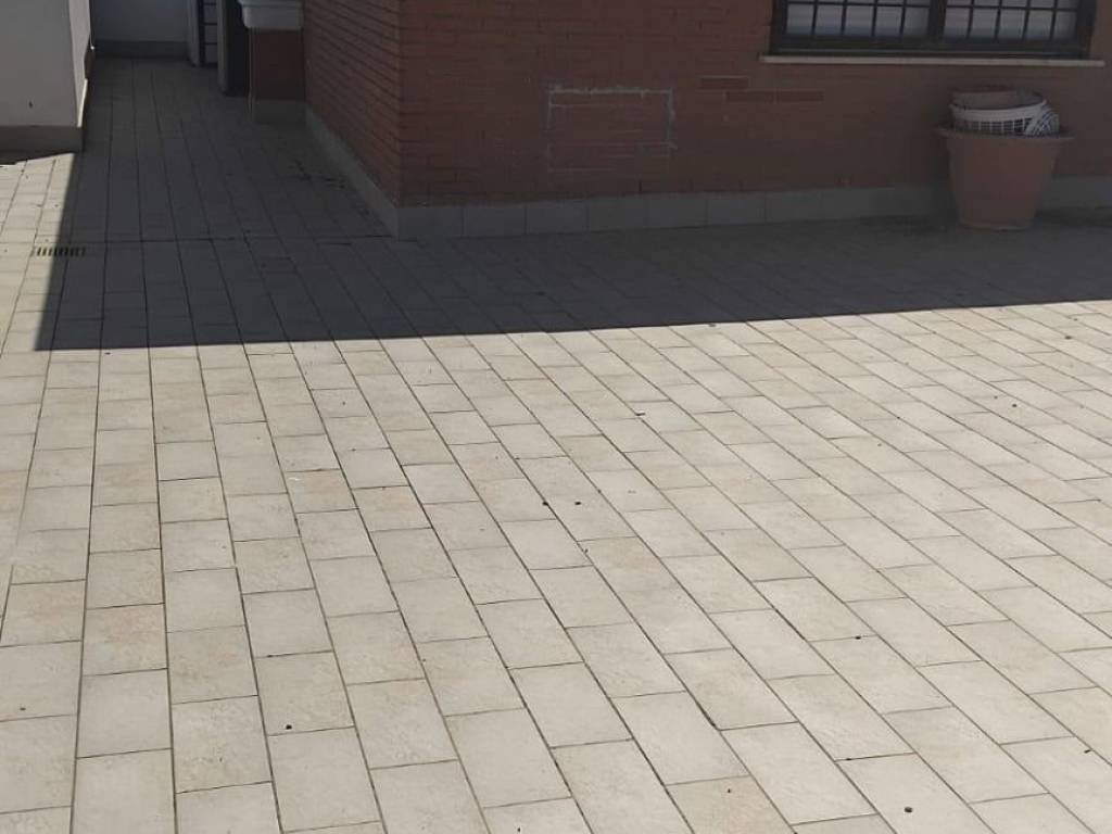 intera palazzina in vendita a Pomezia in zona Torvaianica