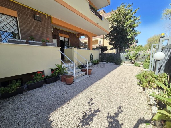 appartamento in vendita a Pomezia in zona Torvaianica