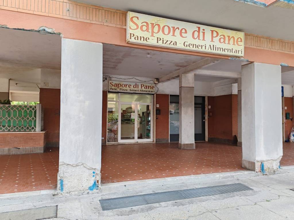 negozio in vendita a Pomezia in zona Torvaianica