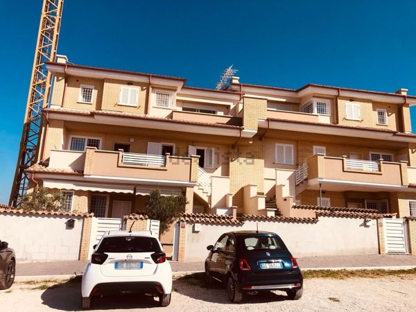 appartamento in vendita a Pomezia in zona Torvaianica Alta