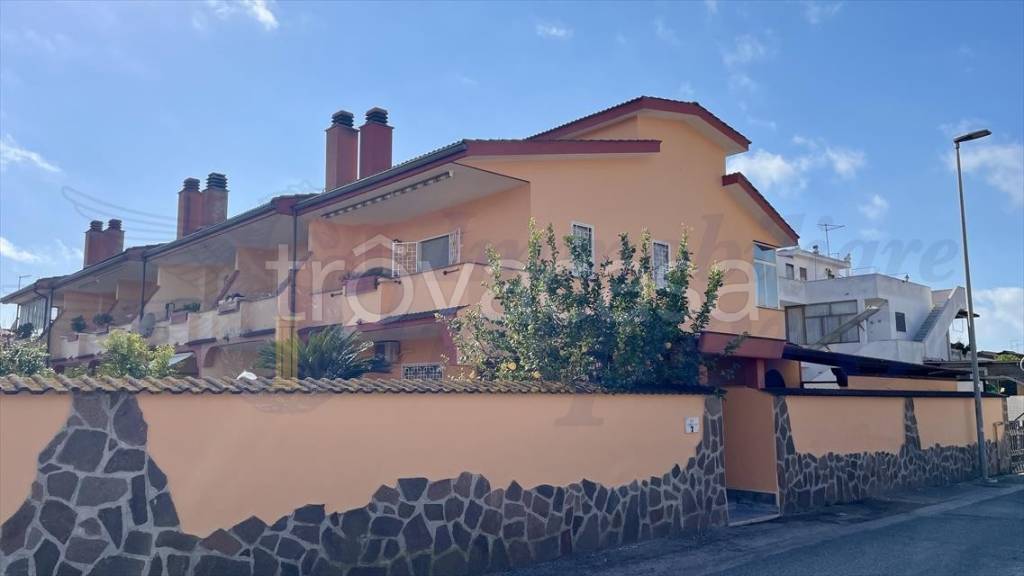 casa indipendente in vendita a Pomezia in zona Torvaianica