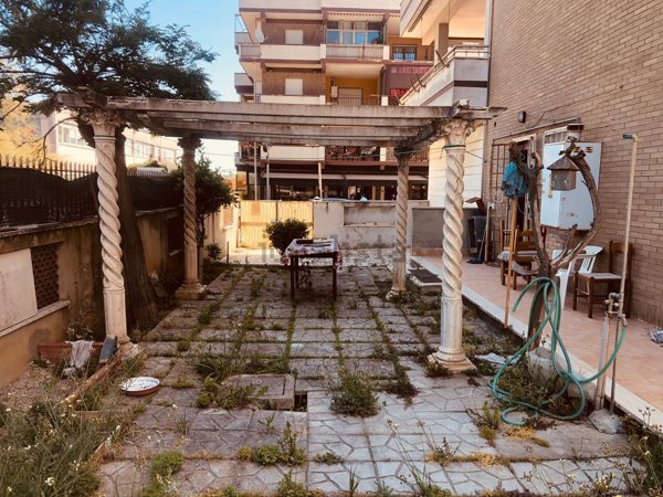 appartamento in vendita a Pomezia in zona Torvaianica