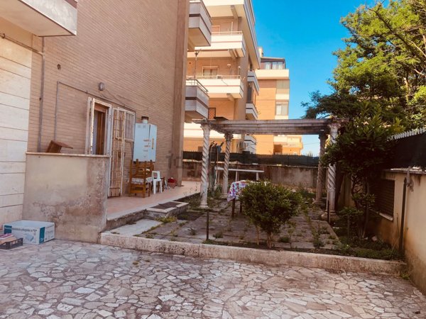 appartamento in vendita a Pomezia in zona Torvaianica