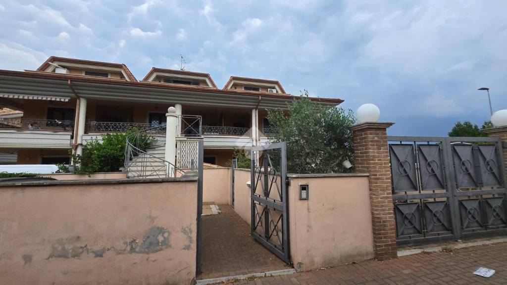 casa indipendente in vendita a Pomezia