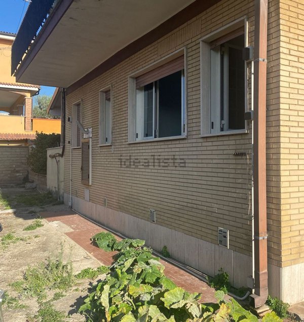 appartamento in vendita a Pomezia in zona Torvaianica Alta