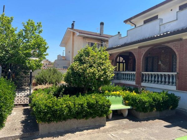 casa indipendente in vendita a Pomezia in zona Campo Selva