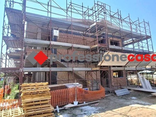 appartamento in vendita a Pomezia in zona Torvaianica Alta
