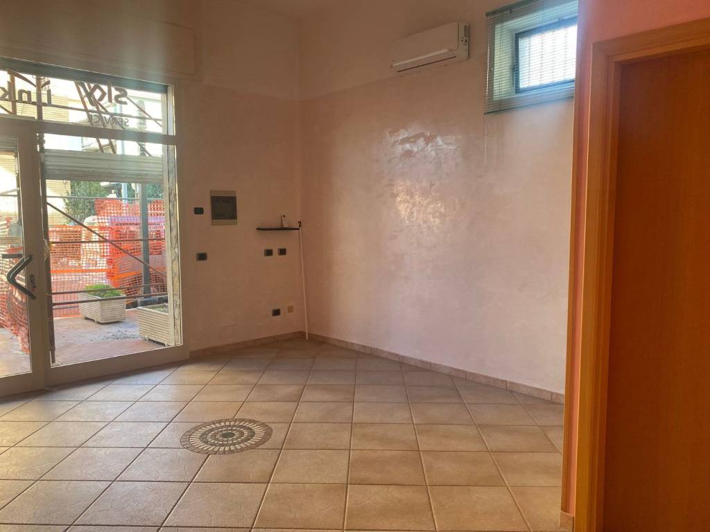 negozio in vendita a Pomezia in zona Torvaianica