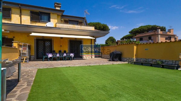 casa indipendente in vendita a Pomezia in zona Torvaianica Alta