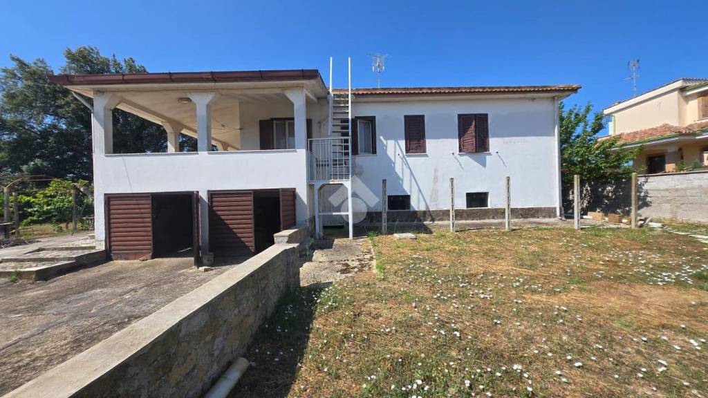 casa indipendente in vendita a Pomezia in zona Campo Jemini