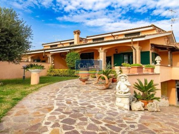 casa indipendente in vendita a Pomezia in zona Colli di Enea