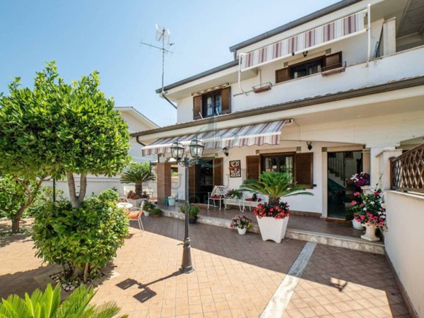casa indipendente in vendita a Pomezia in zona Campo Selva
