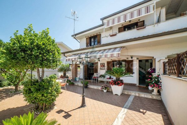 casa indipendente in vendita a Pomezia in zona Torvaianica