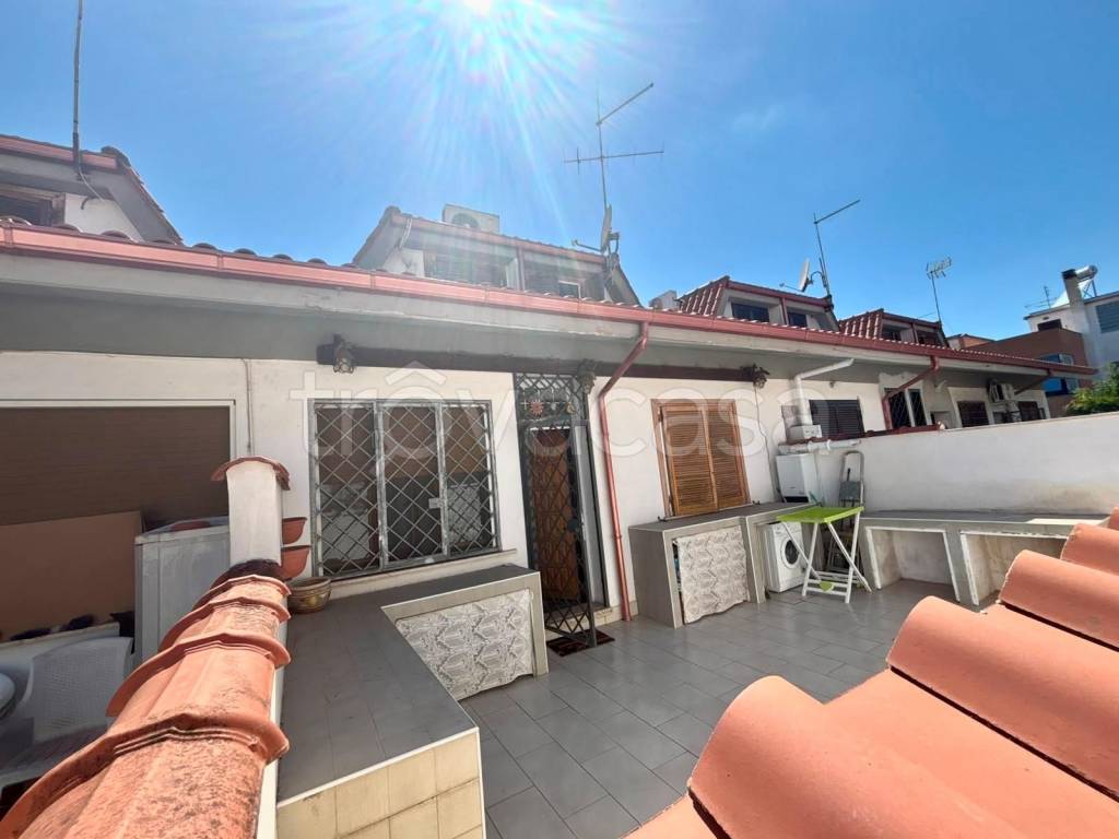 casa indipendente in vendita a Pomezia in zona Torvaianica