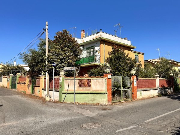 casa indipendente in vendita a Pomezia in zona Torvaianica