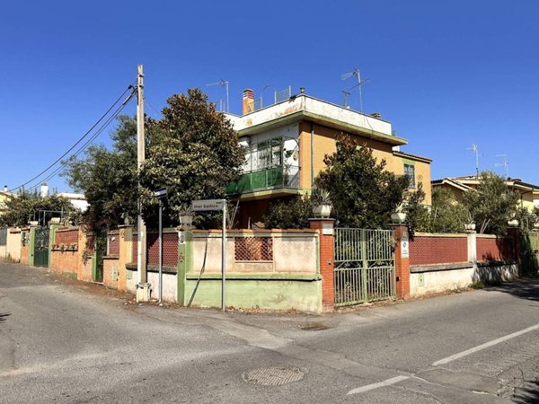 casa indipendente in vendita a Pomezia in zona Torvaianica