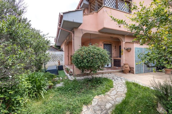 appartamento in vendita a Pomezia in zona Torvaianica Alta