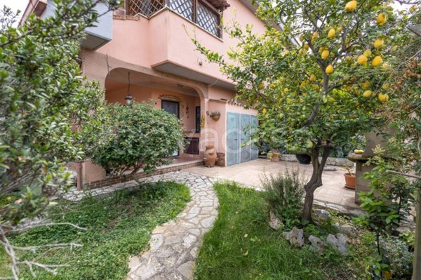 casa indipendente in vendita a Pomezia in zona Torvaianica Alta