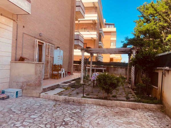 appartamento in vendita a Pomezia in zona Torvaianica