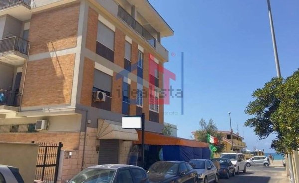 locale commerciale in vendita a Pomezia in zona Torvaianica