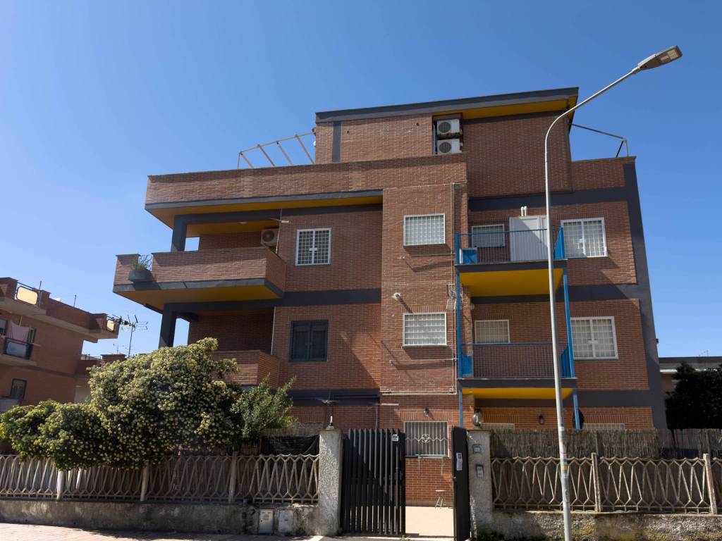 appartamento in vendita a Pomezia in zona Torvaianica