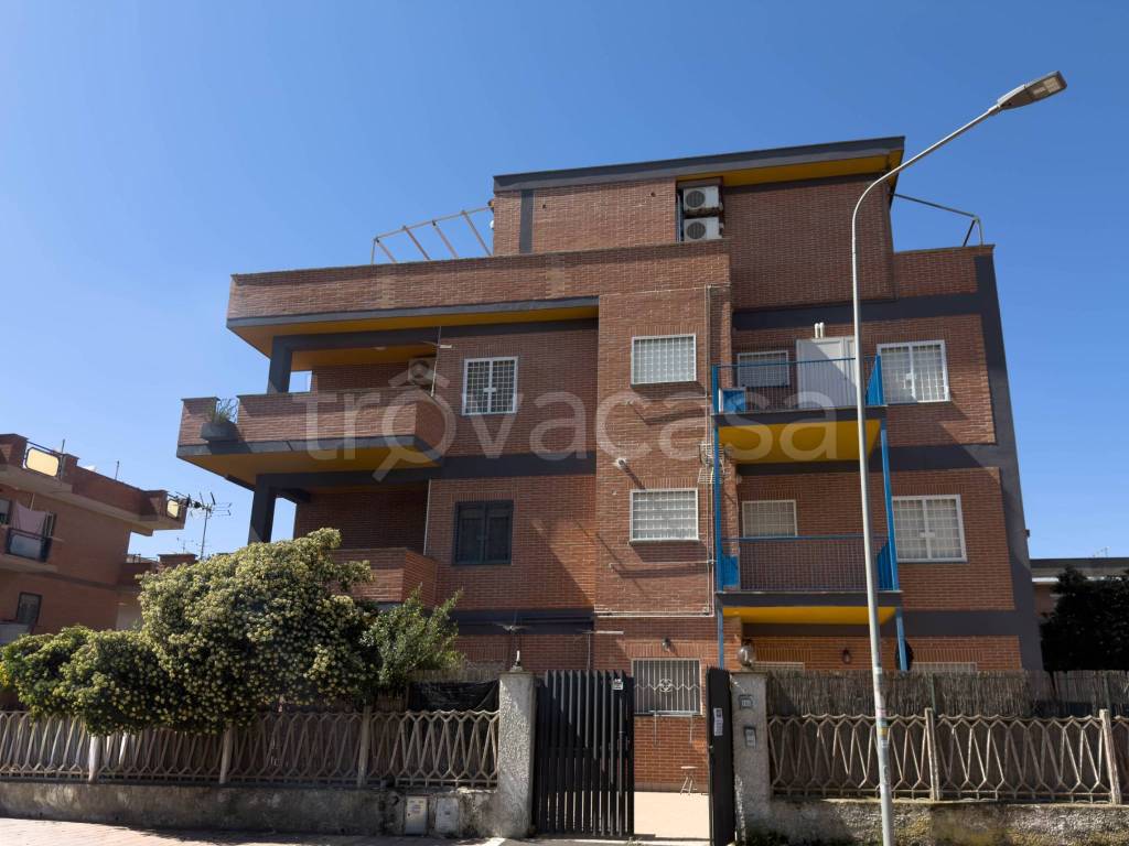 appartamento in vendita a Pomezia in zona Torvaianica