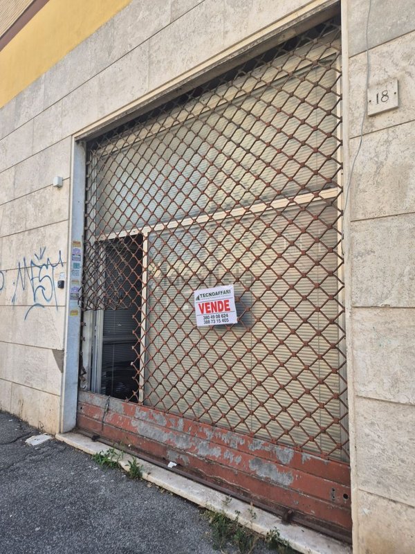 locale commerciale in vendita a Pomezia
