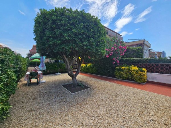 casa indipendente in vendita a Pomezia in zona Torvaianica