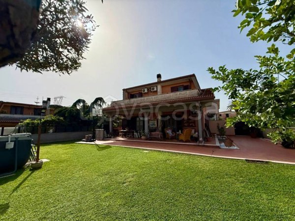 casa indipendente in vendita a Pomezia in zona Torvaianica Alta