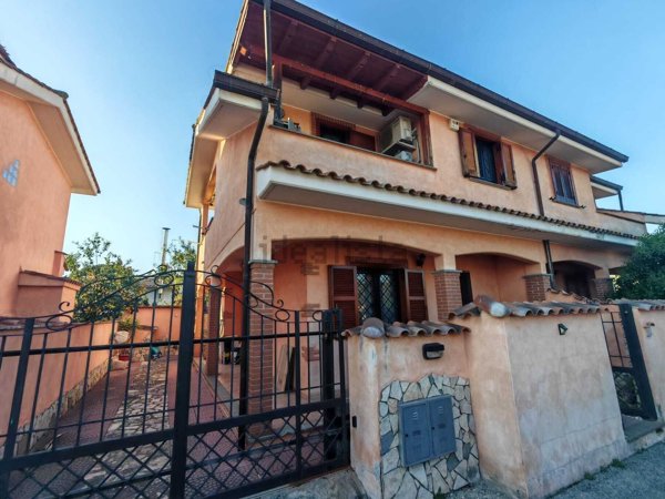 casa indipendente in vendita a Pomezia in zona Torvaianica Alta