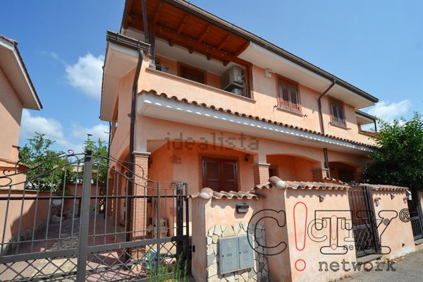 casa indipendente in vendita a Pomezia in zona Torvaianica Alta