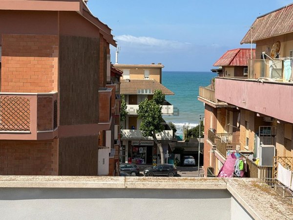 appartamento in vendita a Pomezia in zona Torvaianica