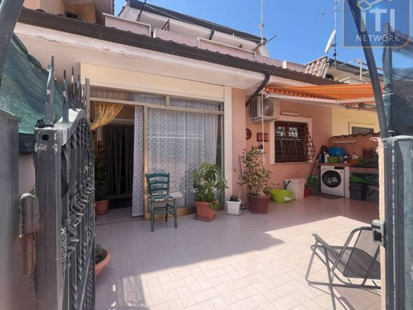 casa indipendente in vendita a Pomezia