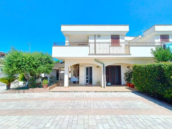 casa indipendente in vendita a Pomezia in zona Torvaianica