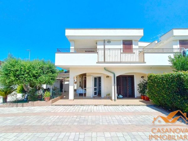 casa indipendente in vendita a Pomezia in zona Torvaianica