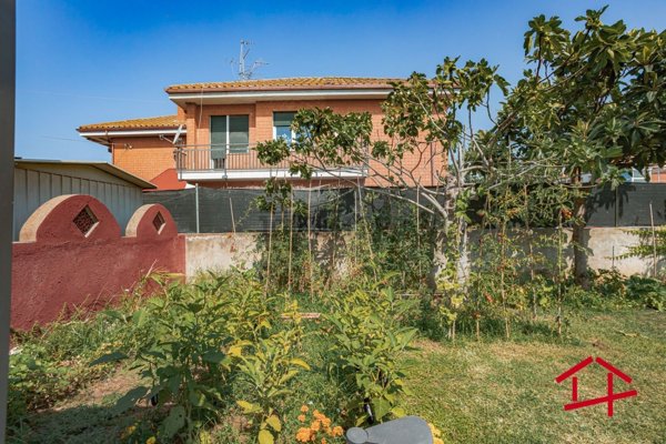 casa indipendente in vendita a Pomezia in zona Torvaianica