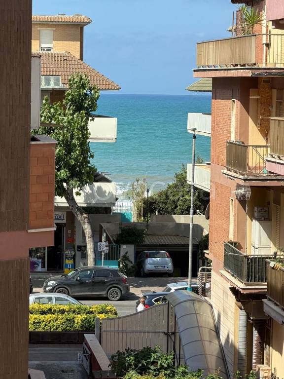 appartamento in vendita a Pomezia in zona Torvaianica