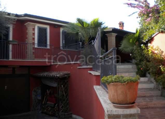 casa indipendente in vendita a Pomezia in zona Macchiozza